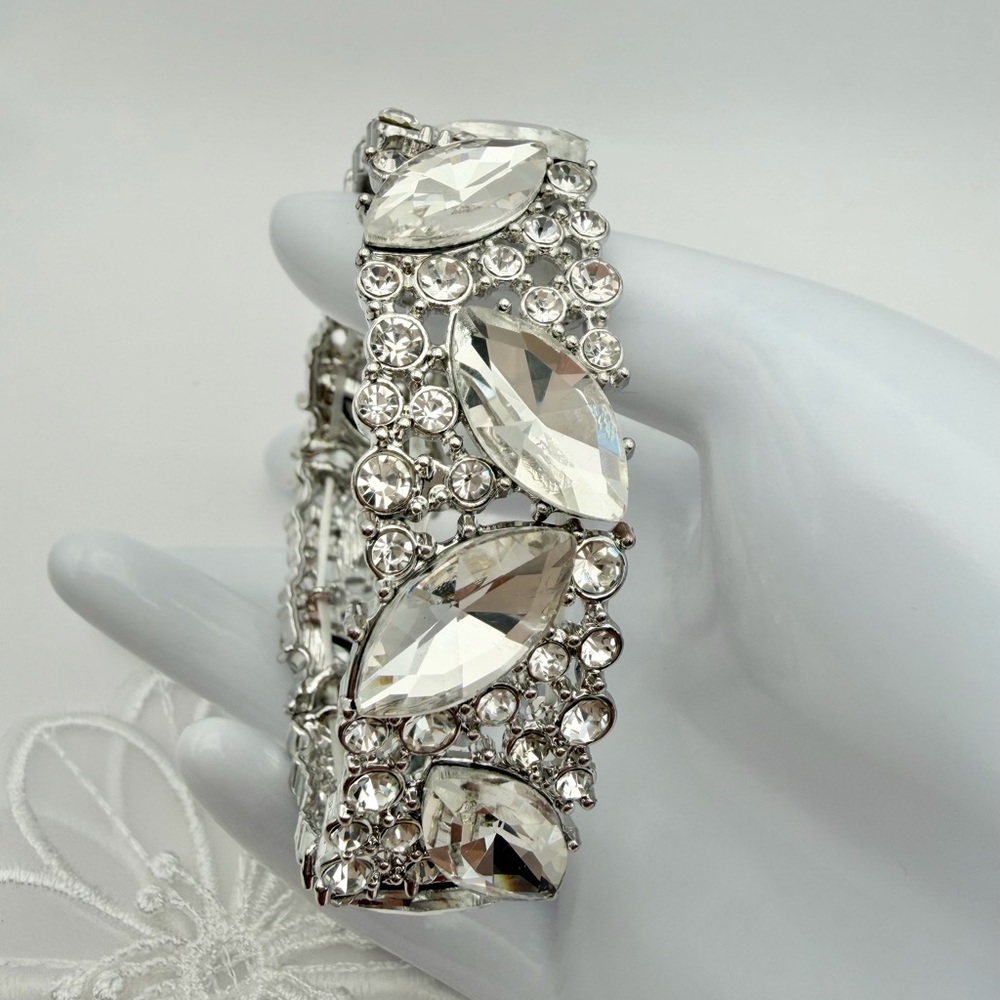 CRYSTAL BRACELET